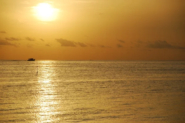 Być piękny pomarańczowy zachód słońca na tropikalny — Zdjęcie stockowe