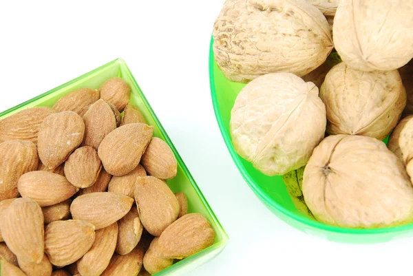Amandel en walnoten op een groene kop — Stockfoto