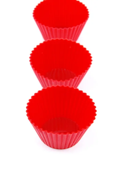 Copos de plástico vermelho para pequenos bolos — Fotografia de Stock
