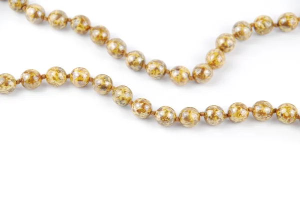Colliers de perles sur blanc — Photo