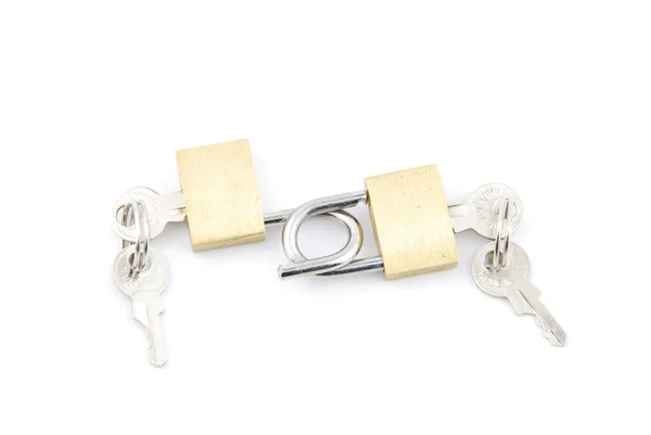 Due lucchetti dorati e chiavi su bianco — Foto Stock