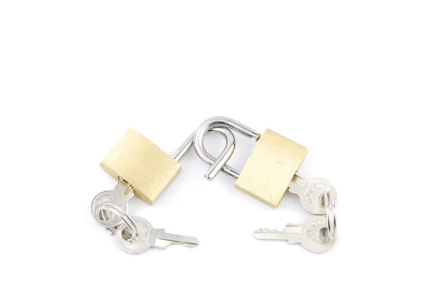 Dois cadeados dourados e chaves em branco — Fotografia de Stock