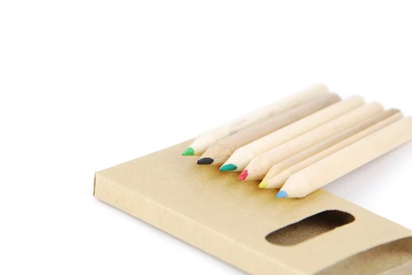 Цветные карандаши и пенал на белом — стоковое фото
