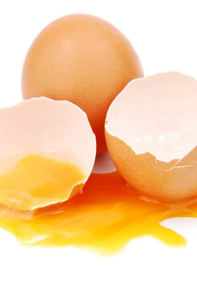 Trasiga ägg med äggulan — Stockfoto