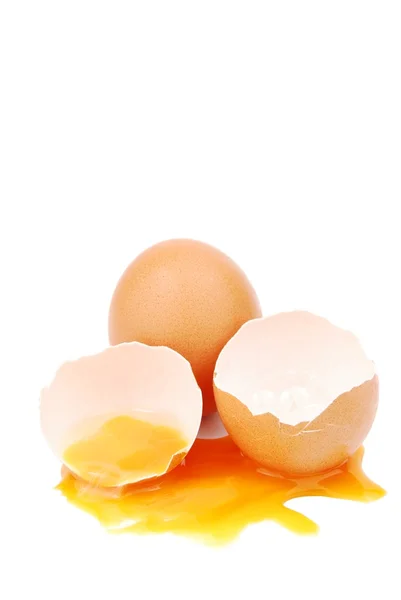 壊れた卵を卵黄と一緒に — ストック写真