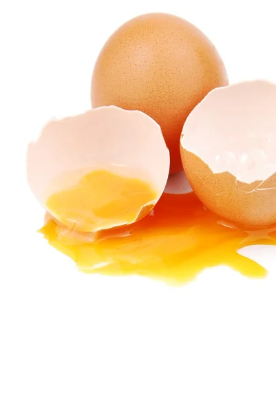 Разбитое яйцо с желтком — стоковое фото