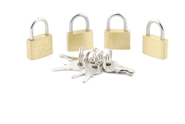 Cadeados fechados dourados com chaves — Fotografia de Stock