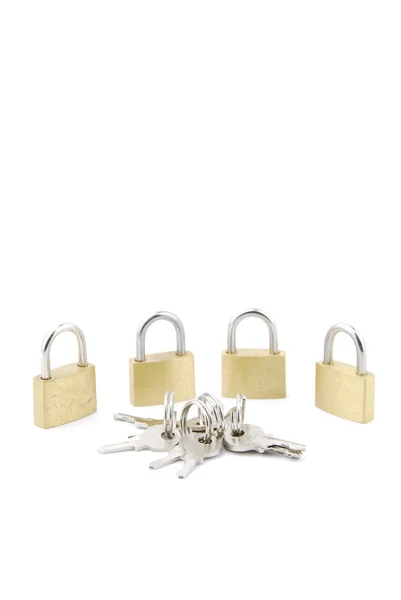 Cadeados fechados dourados com chaves — Fotografia de Stock