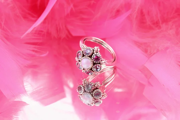 Drahokam prsten s perlou — Stock fotografie