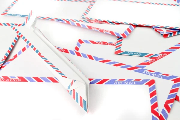 Lucht mail enveloppen met papier vliegtuig — Stockfoto
