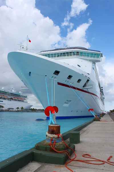 Cruceros en el puerto de Nassau — Foto de Stock