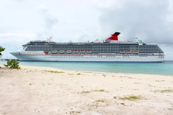 Tropisches Schiff und Strand — Stockfoto