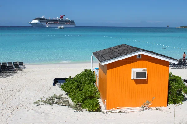 Barevné cabana na tropické pláži — Stock fotografie