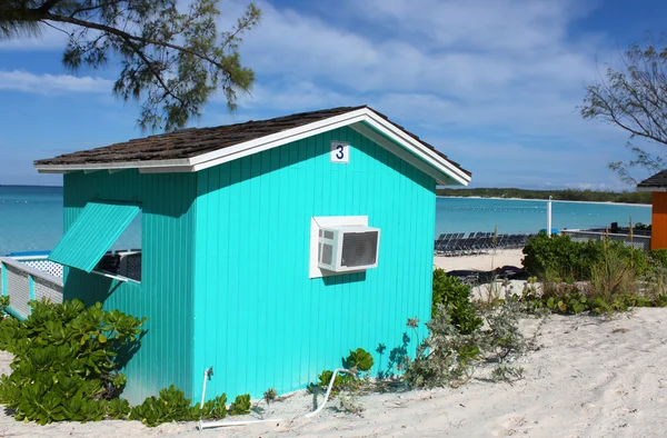 Renkli cabana tropikal plaj — Stok fotoğraf