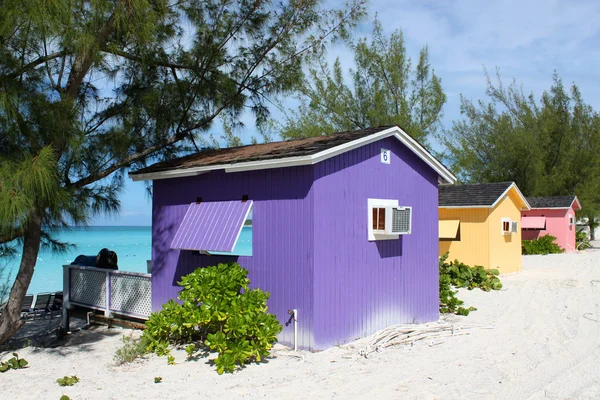 Barevné cabana na tropické pláži — Stock fotografie