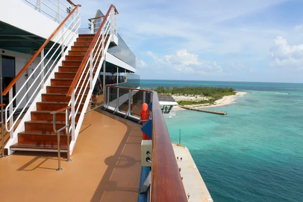 Tropiska skeppet och stranden — Stockfoto