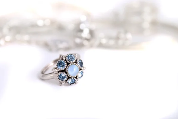 Der Ring mit den blauen Steinen — Stockfoto