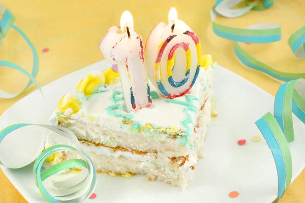 Кусок торта на десятый день рождения — стоковое фото