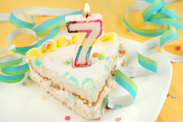 Кусок торта на седьмой день рождения — стоковое фото