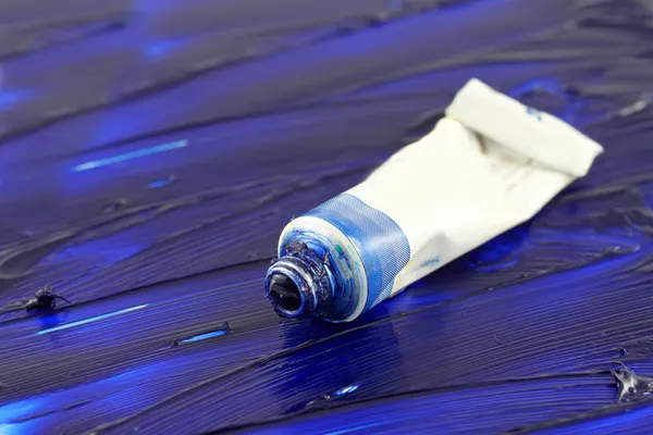 Tubo de pintura azul marinho do artista — Fotografia de Stock