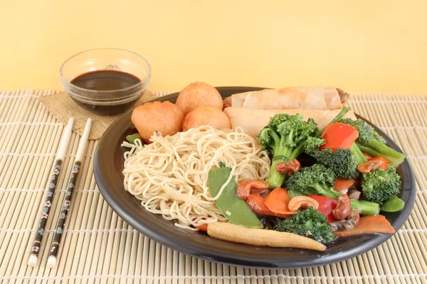 Fideos y verduras asiáticos —  Fotos de Stock