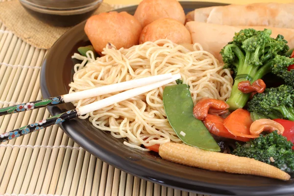 Asiatiska nudlar och grönsaker — Stockfoto