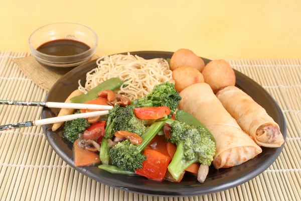 Fideos y verduras asiáticos —  Fotos de Stock