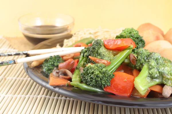 Macarrão asiático e legumes — Fotografia de Stock