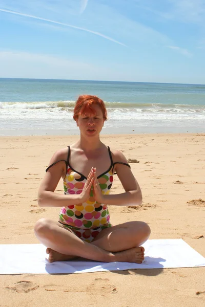 Beach yoga 1 — Stock Photo, Image
