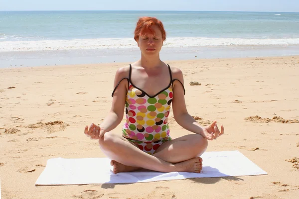 Plaj yoga 4 — Stok fotoğraf