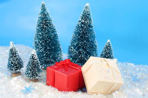 Weihnachtsgeschenke im Winter — Stockfoto