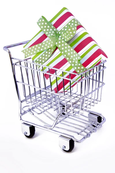 Caja de regalo en carrito de compras — Foto de Stock