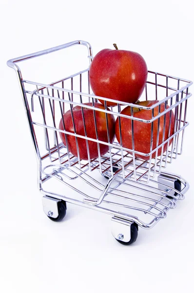 Jablka v nákupní košík — Stock fotografie