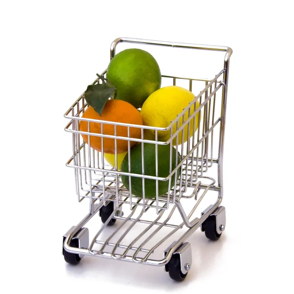 Fruit in winkelwagen — Stockfoto