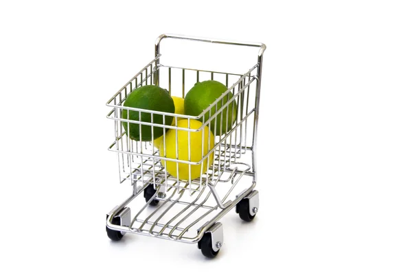 Limão e limão no carrinho de compras — Fotografia de Stock