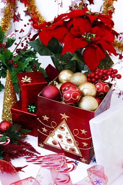 Enfeites de árvore de Natal na caixa — Fotografia de Stock