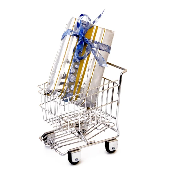 Gift box in shopping cart — Stock Photo, Image