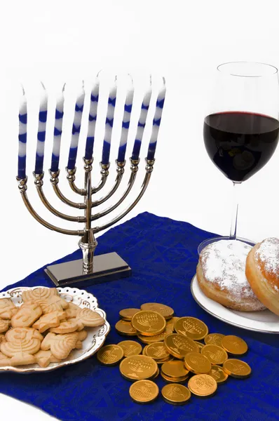 Hanukkah menorah, çörek ve para — Stok fotoğraf
