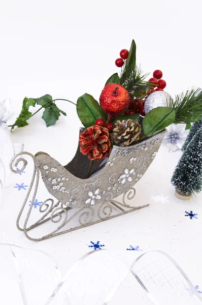 Vánoční dekorace v saních — Stock fotografie