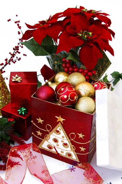 Enfeites de árvore de Natal na caixa — Fotografia de Stock