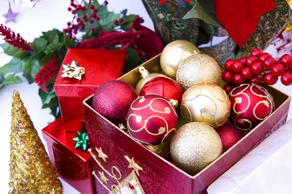 Ornamenti dell'albero di Natale nella scatola — Foto Stock