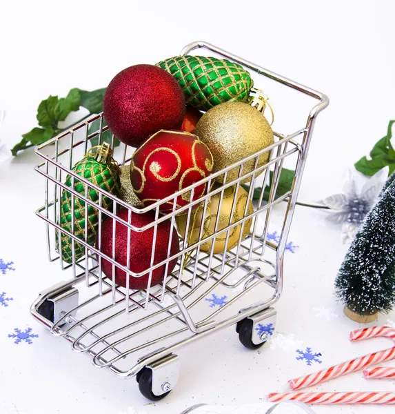 Adorno de Navidad en el carrito de compras —  Fotos de Stock