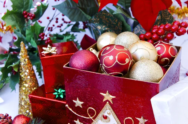 Kerstboom ornamenten in het vak — Stockfoto