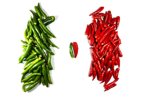 Oppositie van twee stapels van chili papers — Stockfoto