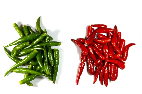 Hopen van rode en groene pikante paprika 's — Stockfoto