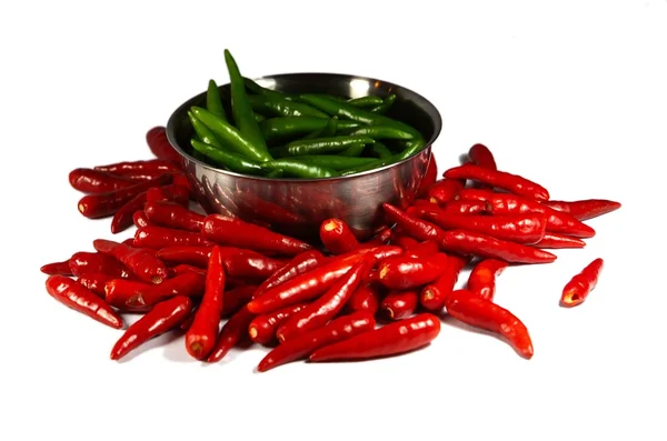 Röda och gröna kryddig chili peppar i den — Stockfoto