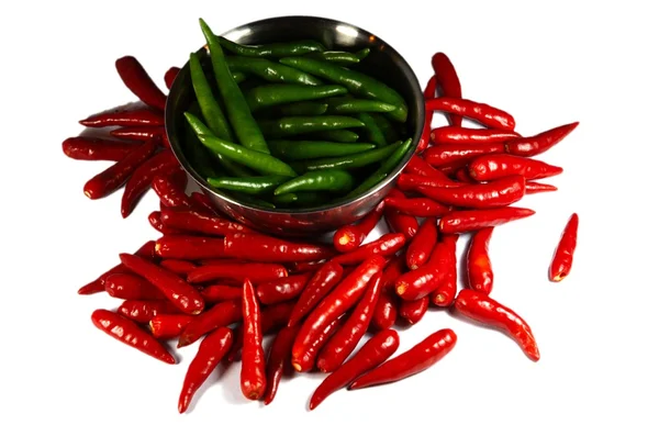 Rood en groen pittige chili peper in de — Stockfoto