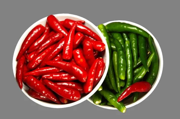 Červené a zelené pikantní chilli v — Stock fotografie