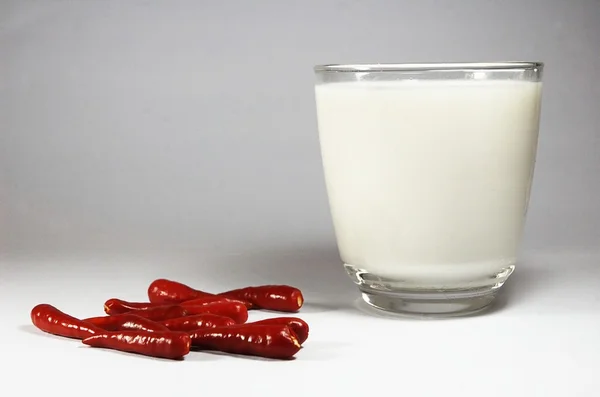 Перец и молоко — стоковое фото