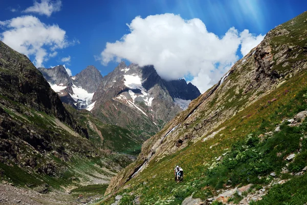 Dağlarda iki turist — Stok fotoğraf